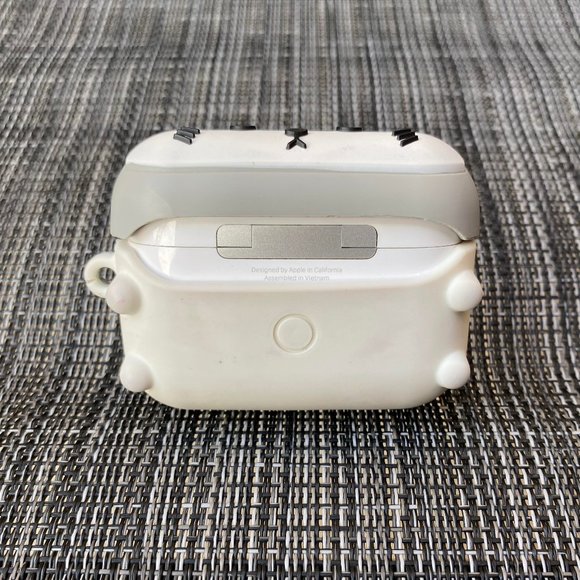 Airpods Pro 1st Gen Silicone Case (Cat) - Picture 4 of 4